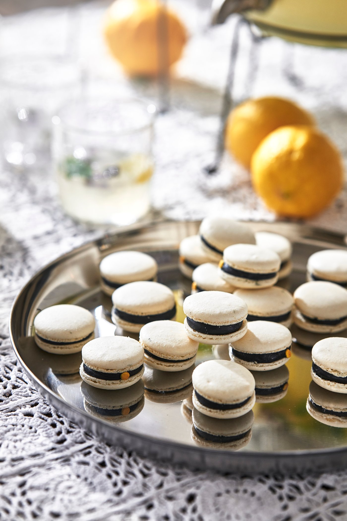 Bakverk på ett silvrig serveringsfat