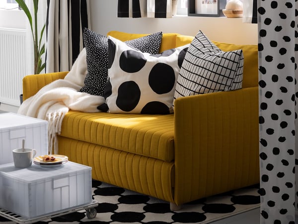 Un cadre SANNAHED noir dans le salon