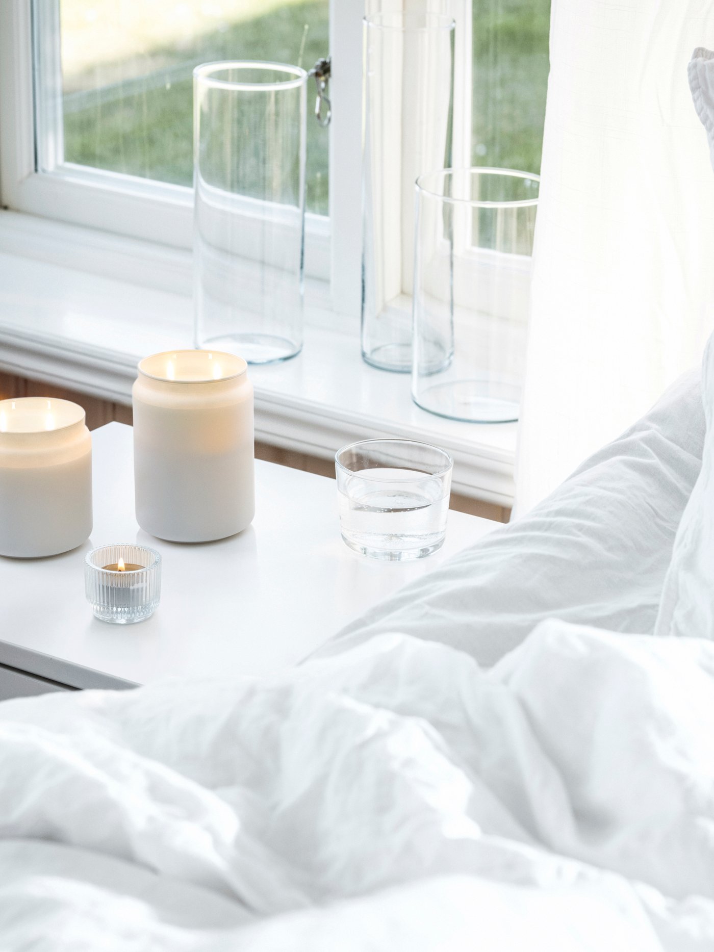 A Fresh linen/white frosted glass FRAMFÄRD scented candle/glass w lid/2 wicks