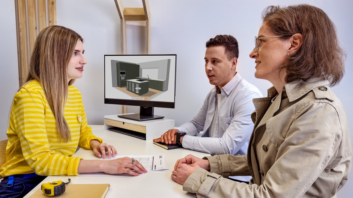 Kobieta i mężczyzna podczas usługi projektowania kuchni IKEA ze specjalista IKEA