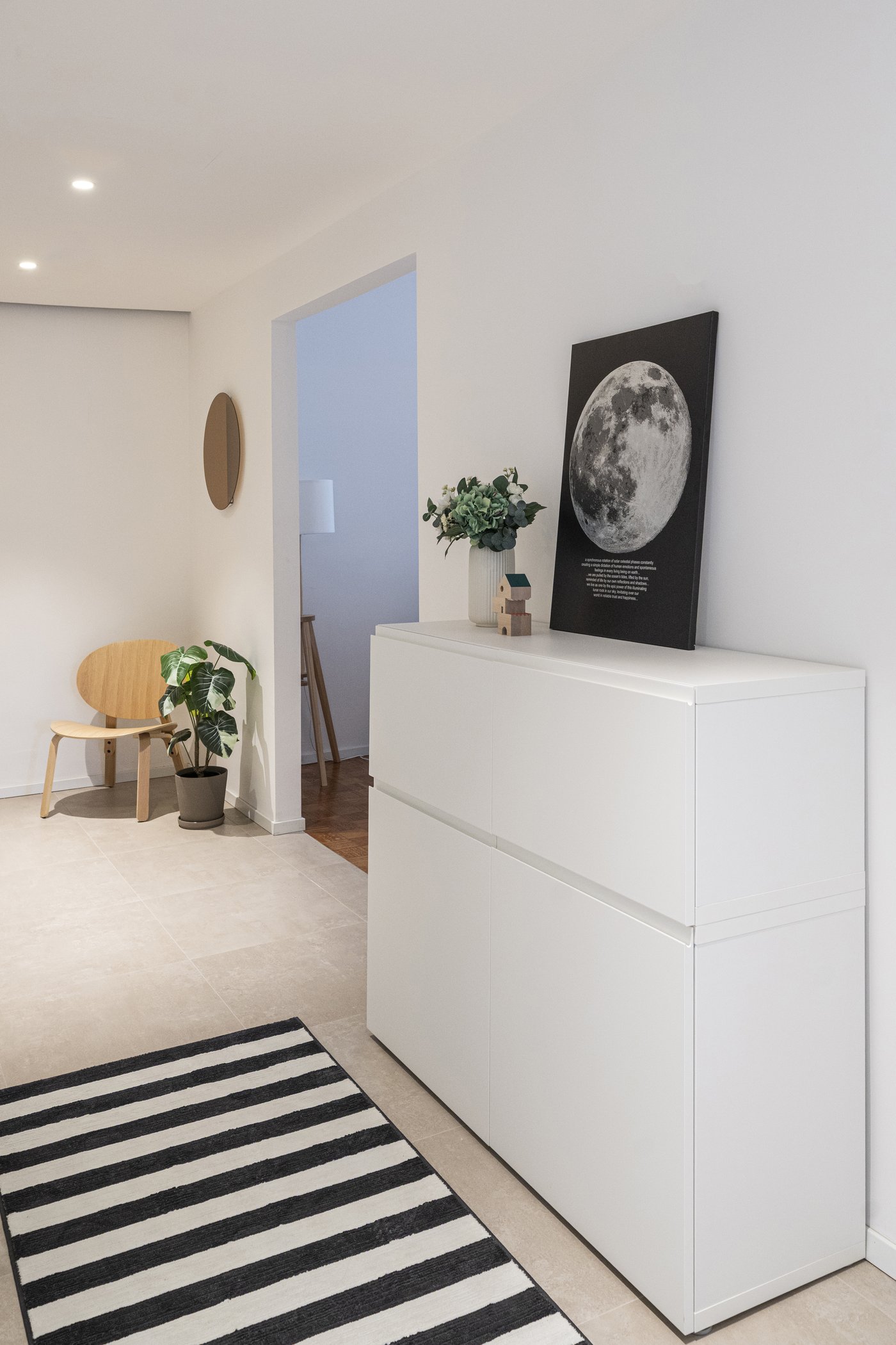 Mobile bianco con ante BESTÅ posizionato in ingresso.