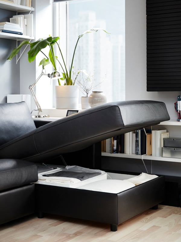 Ein schwarze VIMLE Sofa mit aufgeklappten Bettkasten.