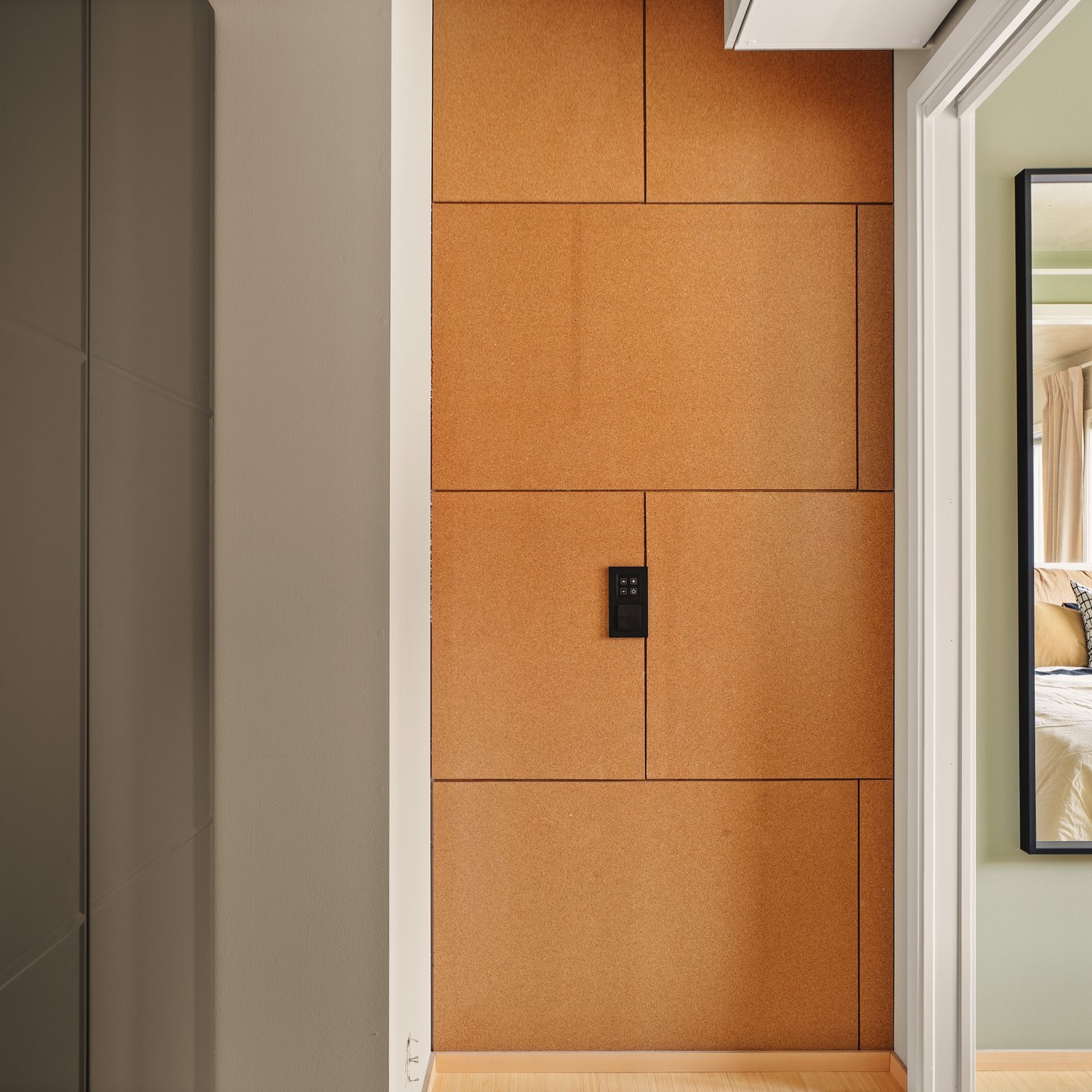 Et stort skap med dører av kork.