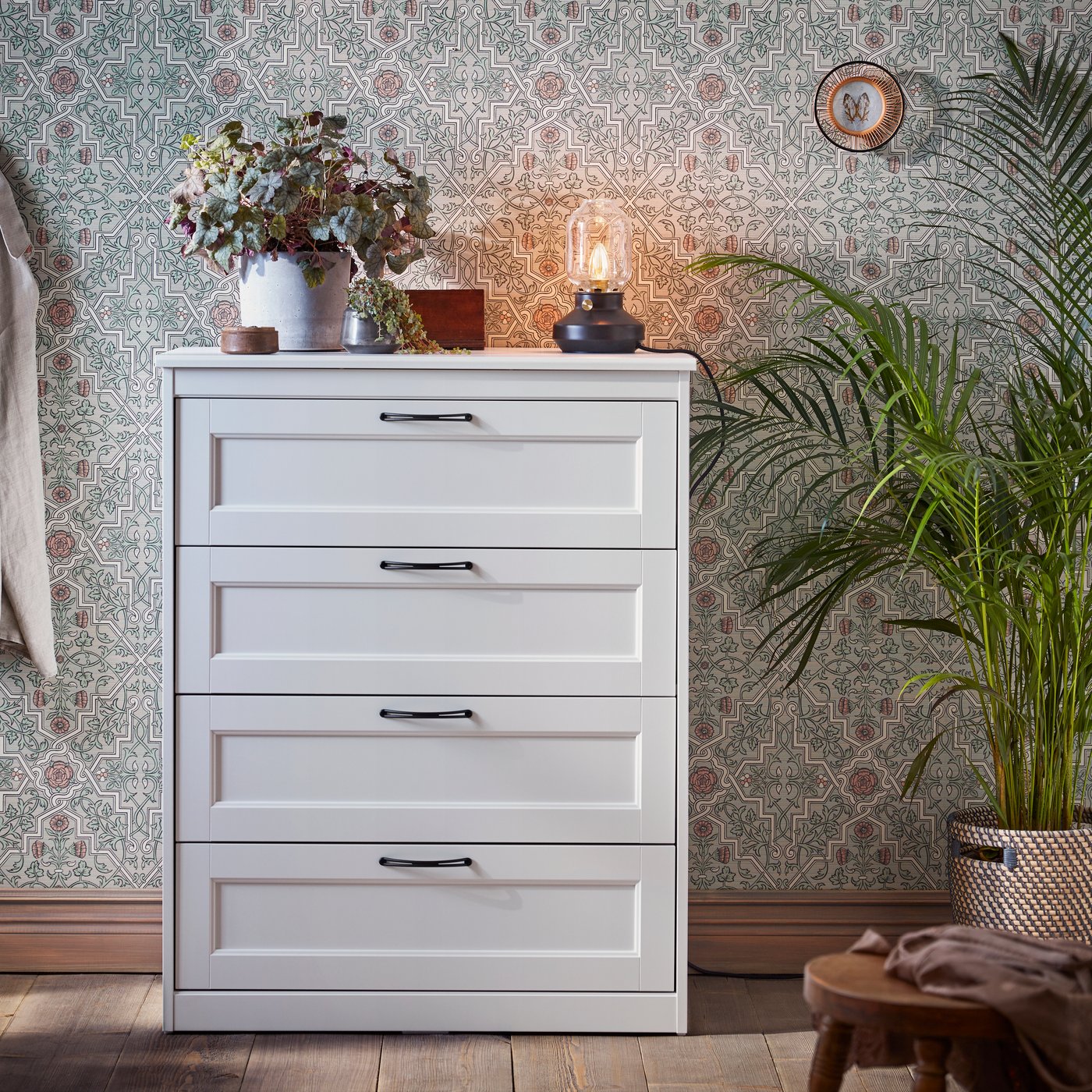 A white SONGESAND chest of 4 drawers in the bedroom