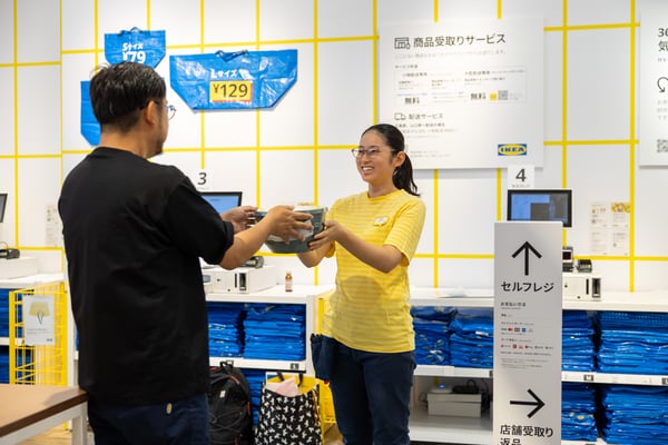 笑顔のIKEAスタッフ