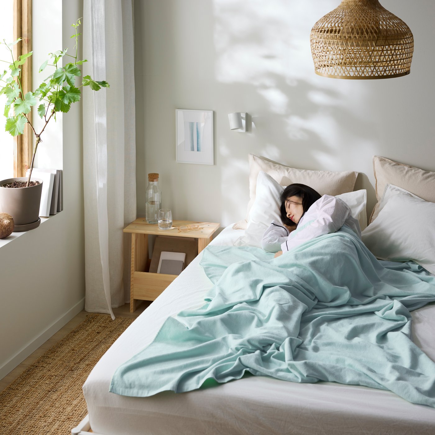 WOMEN SLEEPING ON THE BED