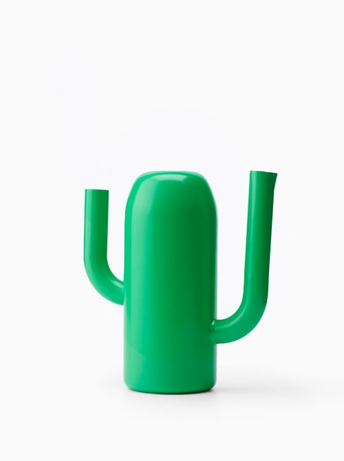 În aer liber, cu o cutie de udare a vasului ÄRTBUSKE în formă de cactus, de culoare verde strălucitor, din oțel inoxidabil.