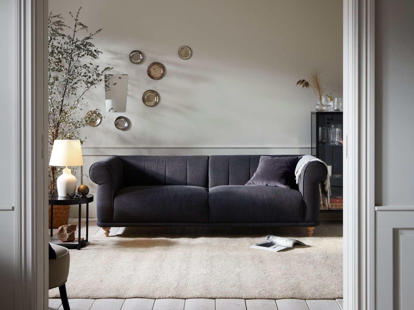 Une housse de coussin SANELA gris foncé