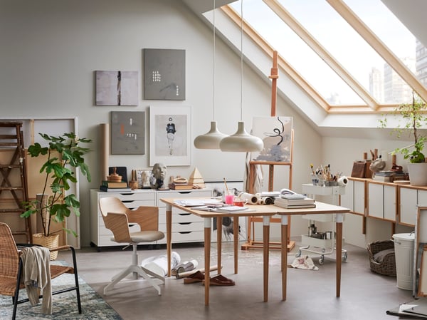 A FJÄLLBERGET office chair stands by an ANFALLARE / HILVER desk in a bright home studio.