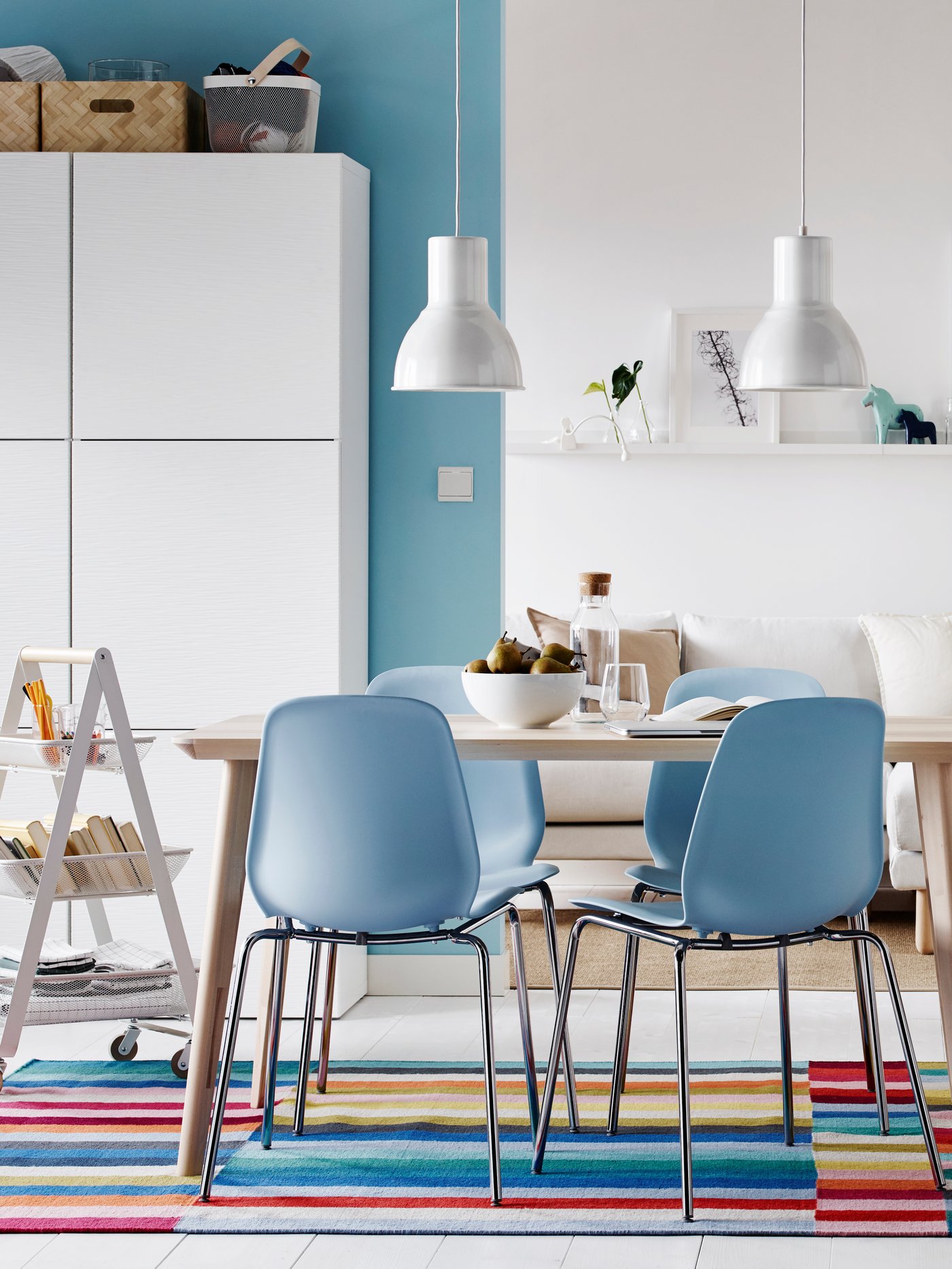 A blue ODGER chair in the dining room