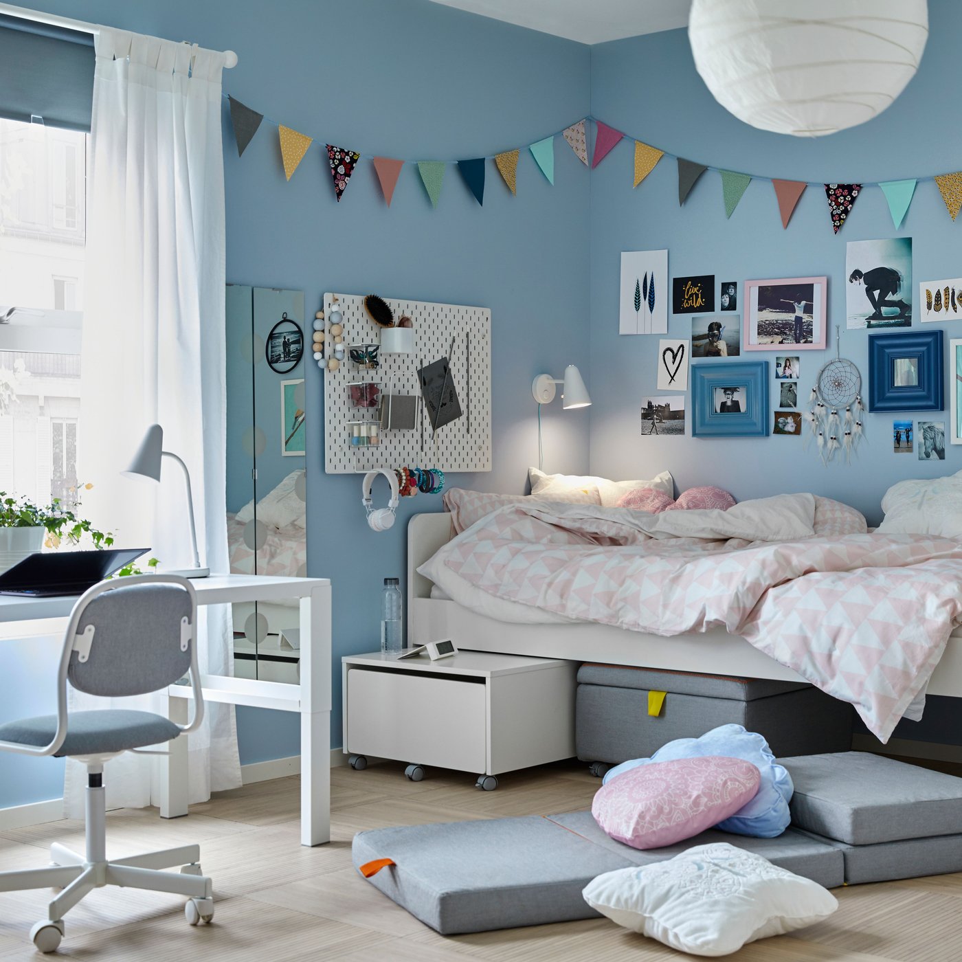 Blaues Jugendzimmer mit weißem SLÄKT Bettrahmen & SLÄKT Sitzelement mit Aufbewahrung darunter