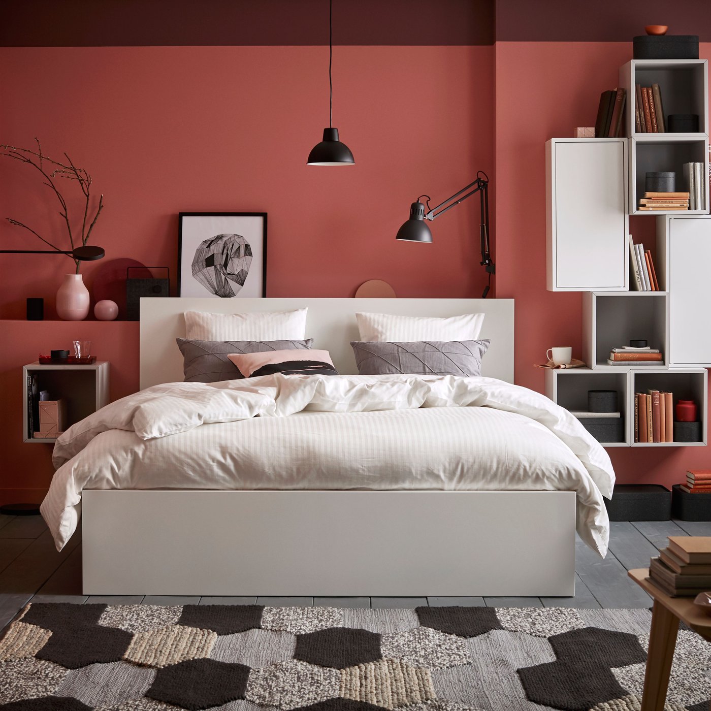 Siva blazina HARÖRT v spalnici