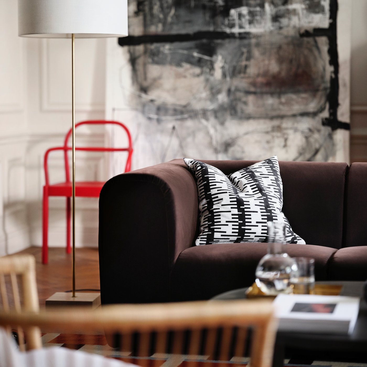 A glass STOCKHOLM 2025 carafe in the living room