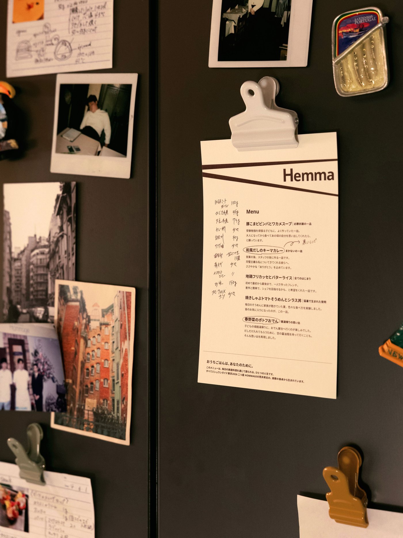 壁に写真やメモを飾ったボードと、温かみのある照明のリビングスペースの一角
