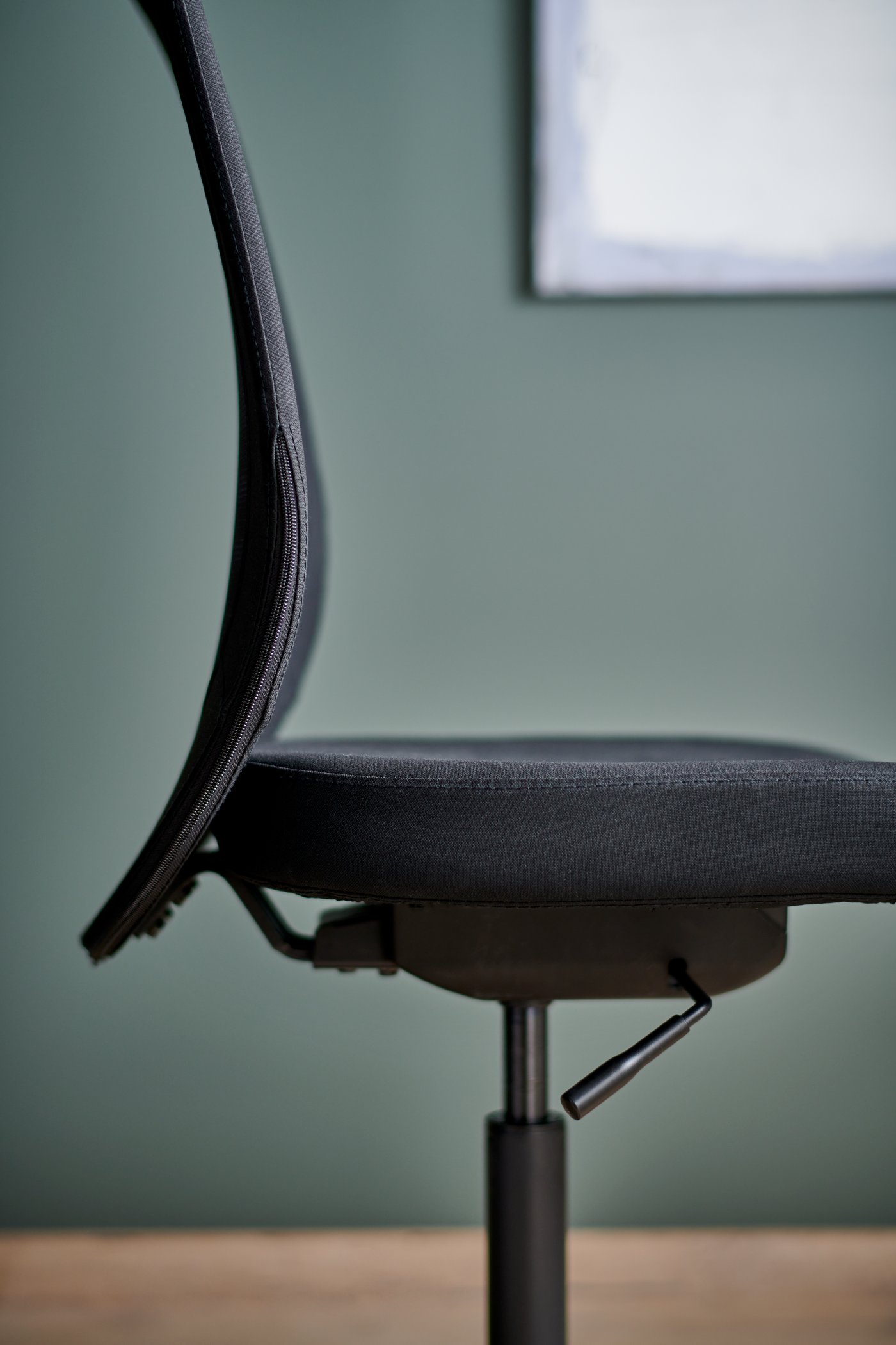 A black FLINTAN office chair in the home office