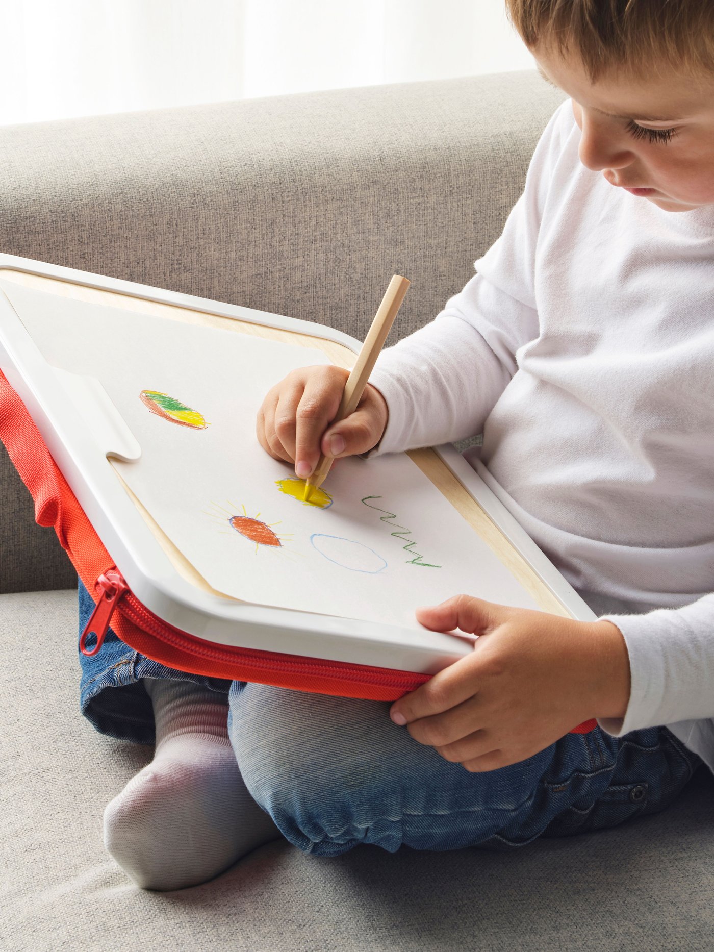 A red MÅLA portable drawing case in the childrens room