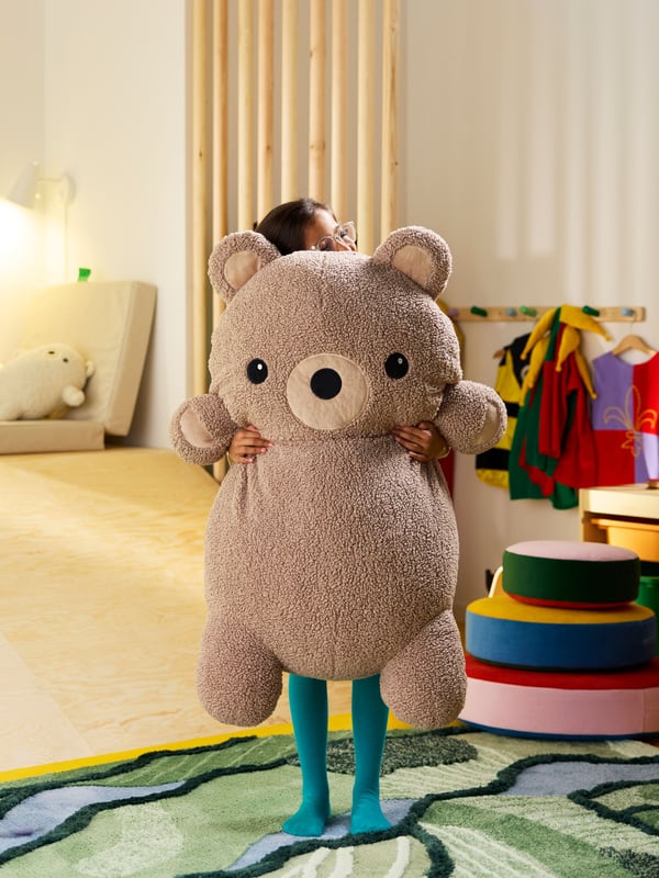 A bear/beige GREJSIMOJS soft toy