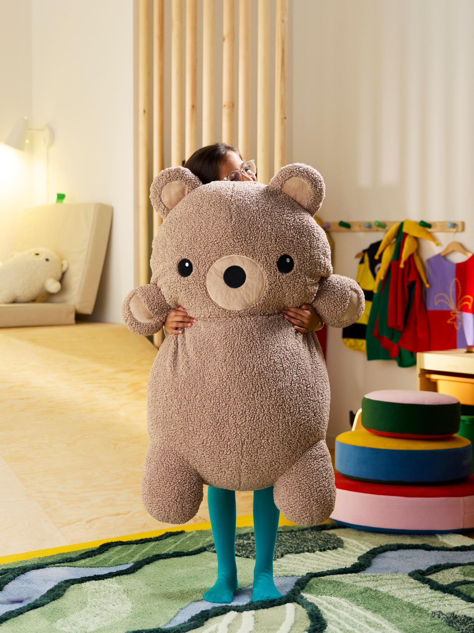 A bear/beige GREJSIMOJS soft toy