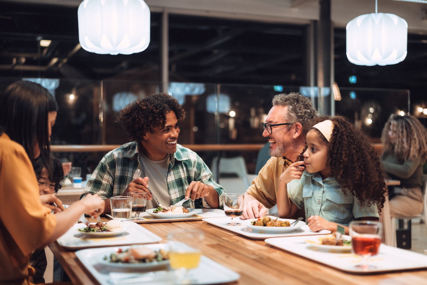 Ludzie siedzący w restauracji IKEA i jedzący późny obiad