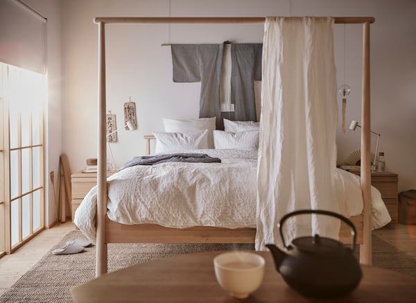 GJÖRA sengestel i birk står i et lyst soveværelse indrettet med japandi-stil.