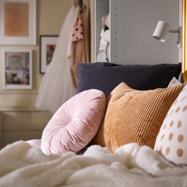 Nahaufnahme von verschiedenen Kissen auf einem Sofa