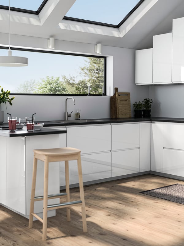 Cuisine ouverte blanc laqué avec module de rangement en hauteur en bois foncé