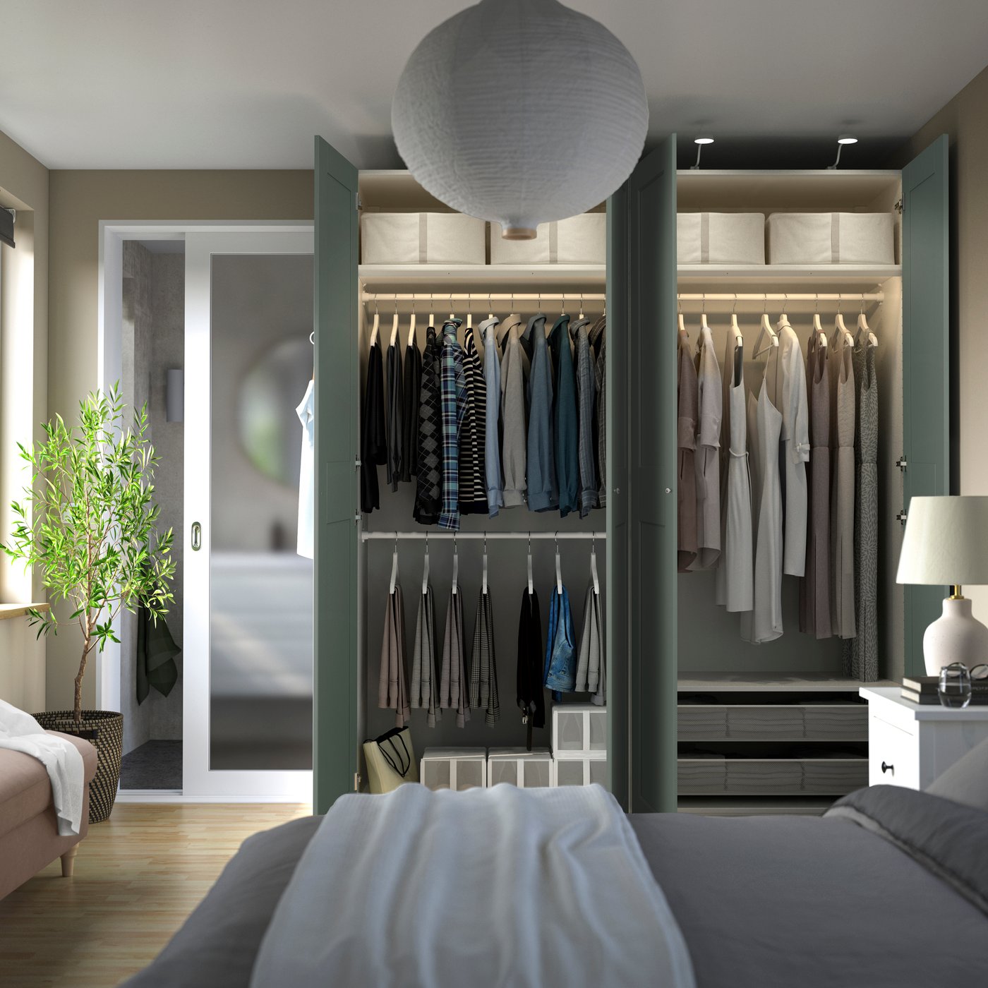 Combinación de clóset PAX en color blanco y verde grisáceo.