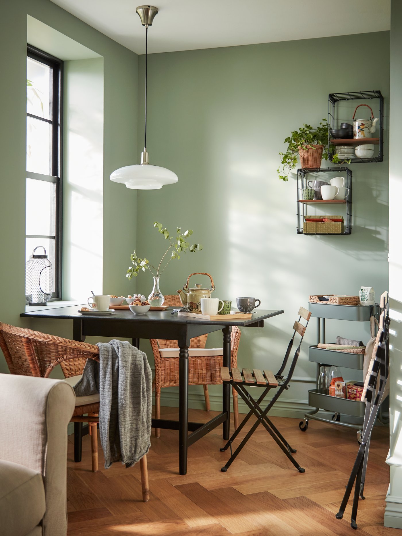 Ein TÄRNÖ Klappstuhl als zusätzlicher Stuhl für Gäste an einem INGATORP Esszimmertisch.