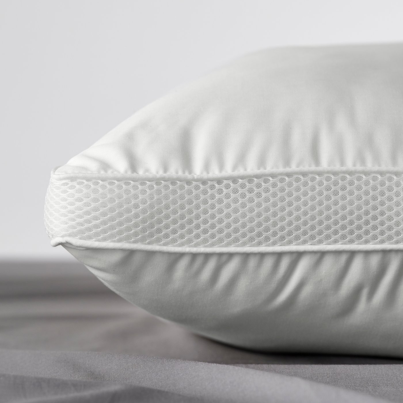 Acercamiento a almohada firme GAFFELKLOCKA.