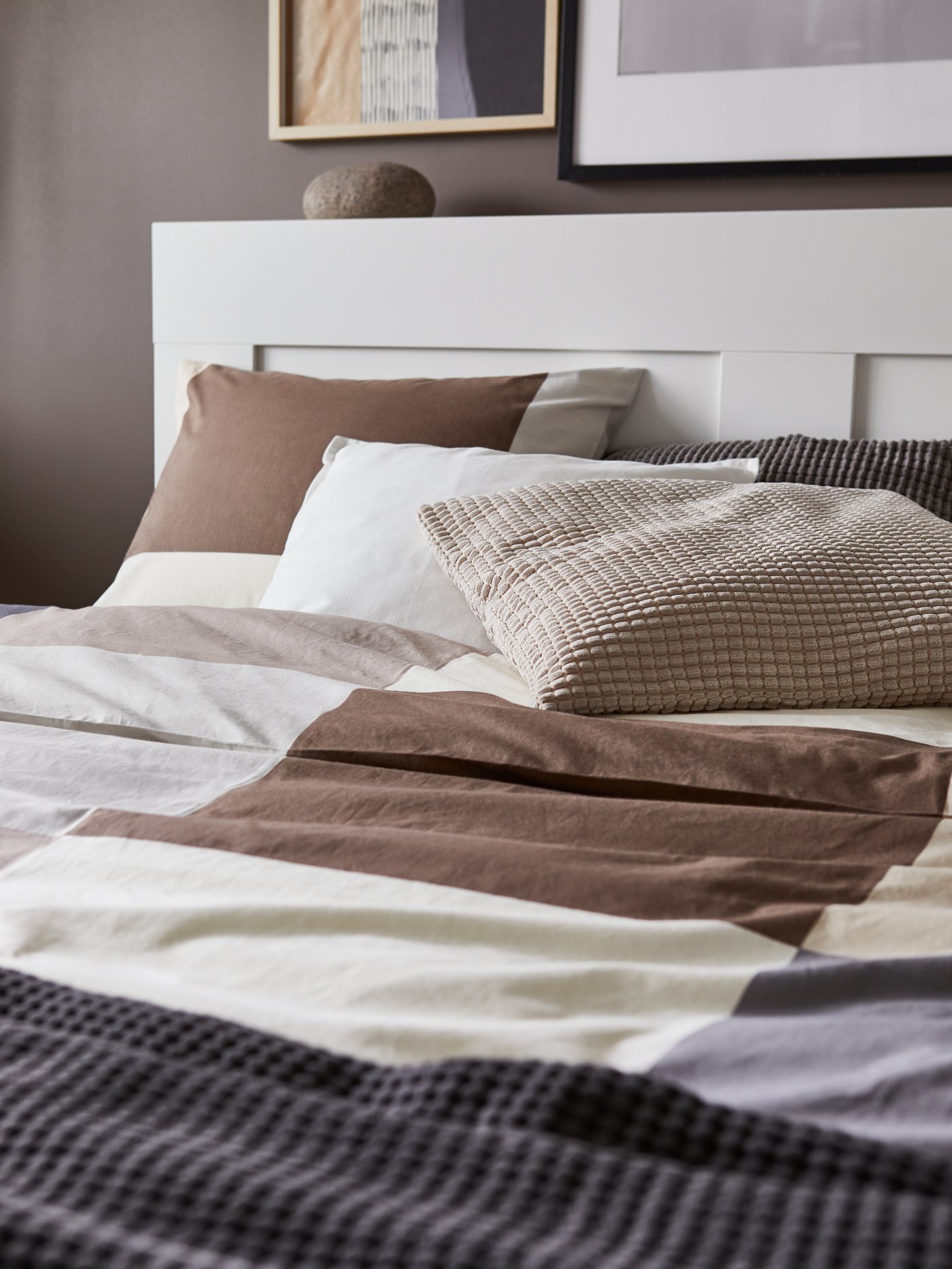 Una sala de trabajo en un hotel con cómodos sitiales IKEA y mesas de centro y auxiliares de madera.