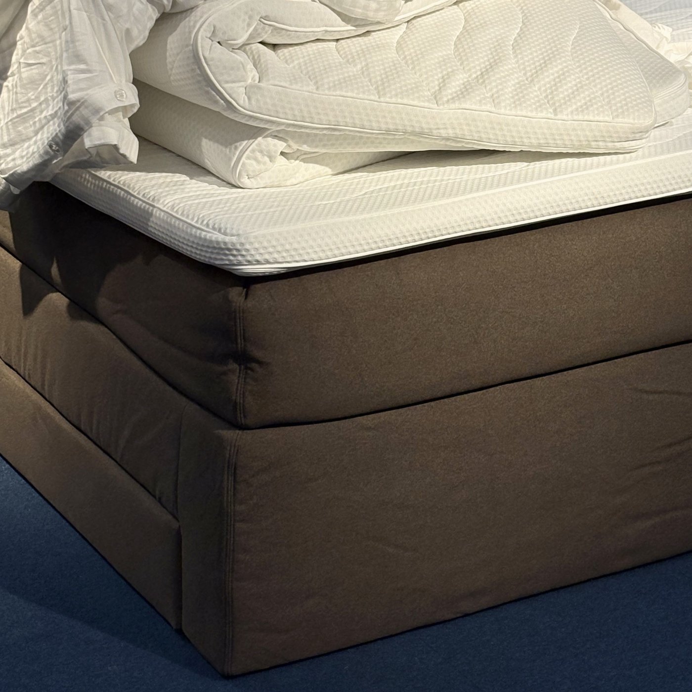 En Valevåg medelfast/Nisseholm Tonerud mörkgråbrun HEMFJÄLLET divansäng med förvaring.