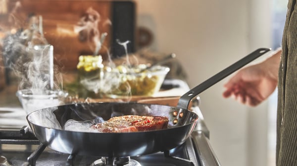 une plaque de cuisson à gaz avec une poêle