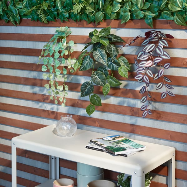Une plante artificielle intérieur/extérieur FEJKA en vert/mauve avec support mural.