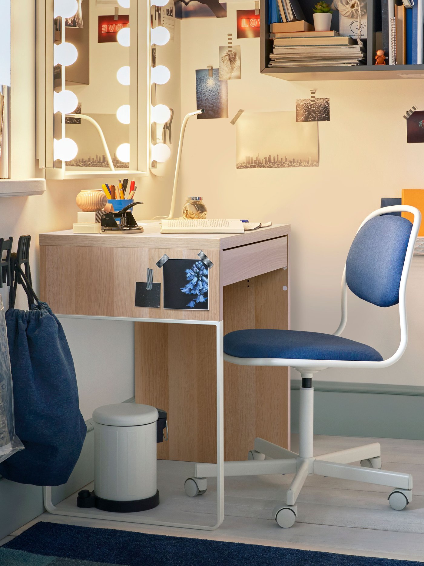 Un bureau MICKE aspect chêne teinté blanc