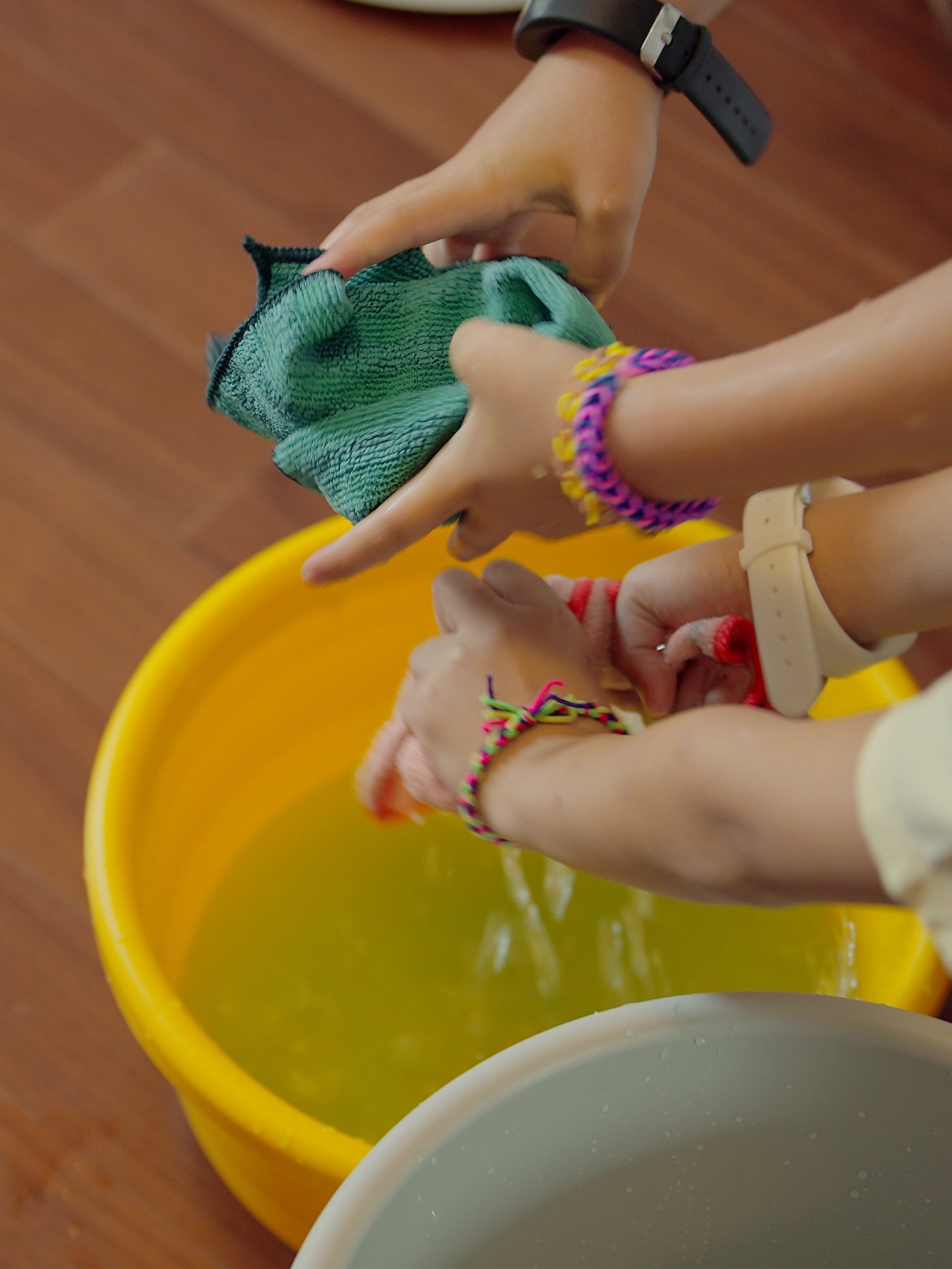 Balde PEPPRIG junto a paño de limpmieza PEPPRIG.