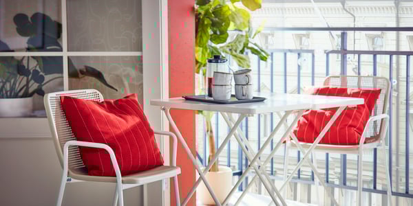 Una mesa TORPARÖ blanca/plegable, para interior/exterior