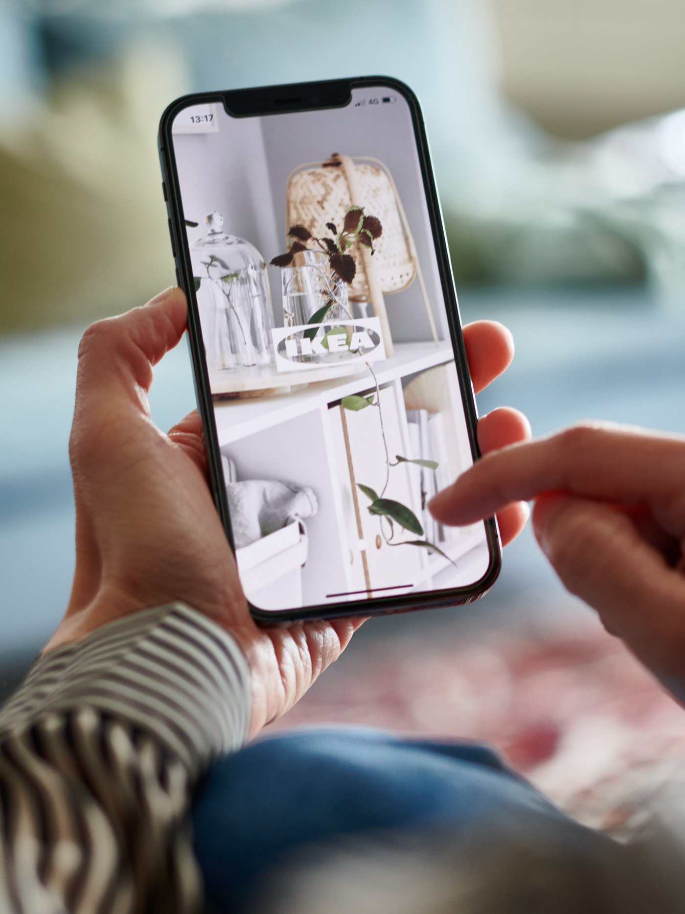 人がスマホを操作している