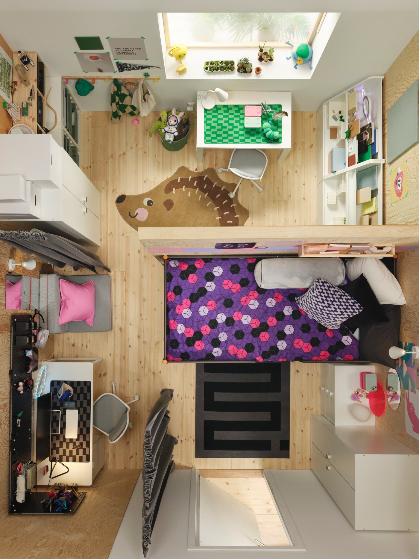 Blick von oben auf ein geteiltes Kinderzimmer mit einem Etagenbettgestell in der Mitte, zwei Schreibtischen, Kleiderschränken und Schränken.