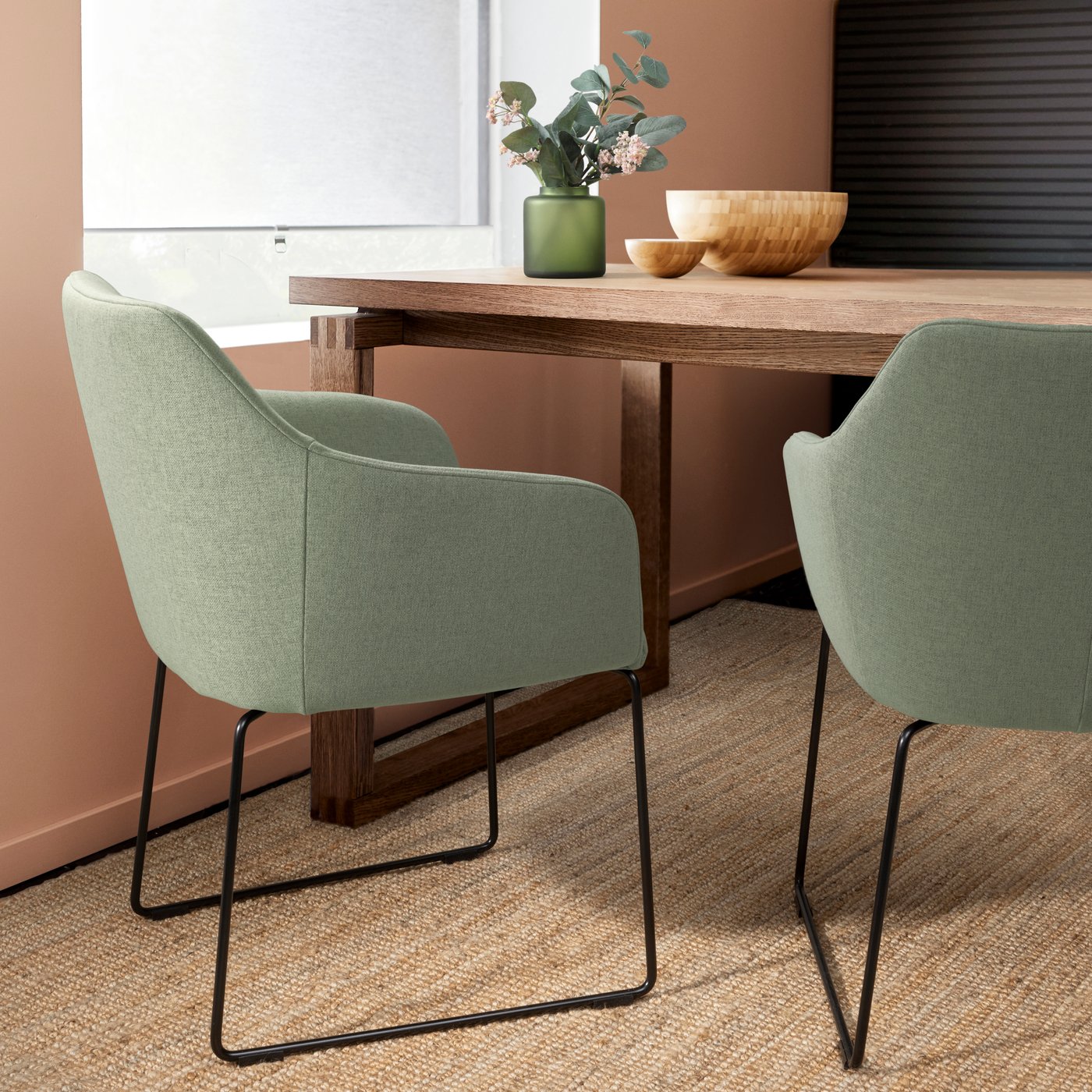 Een TOSSBERG stoel in zwart metaal/Gunnared lichtgroen