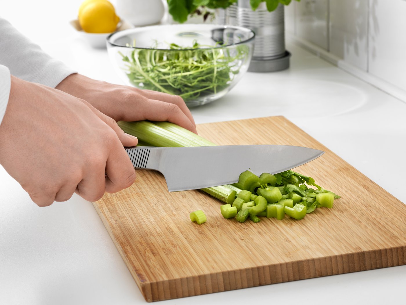 En IKEA 365+ kokkekniv i rustfritt stål.