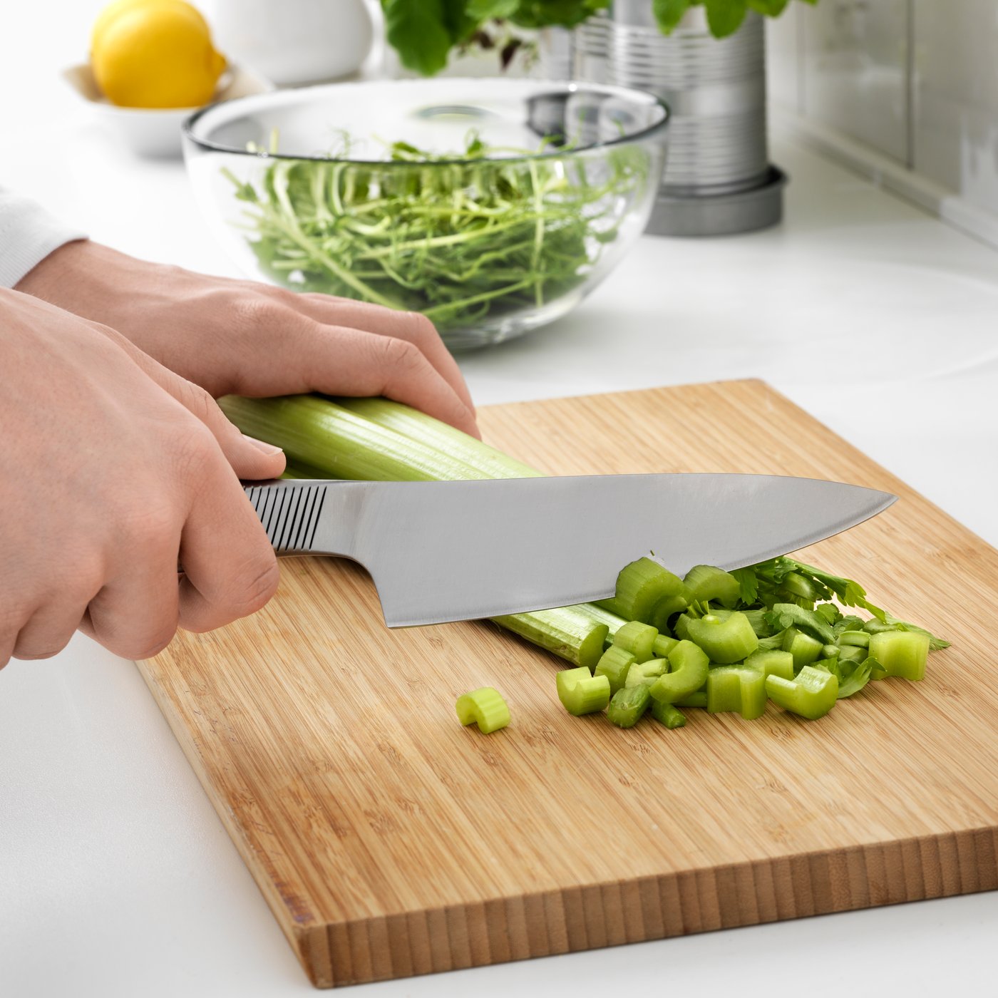 En IKEA 365+ kokkekniv i rustfritt stål.