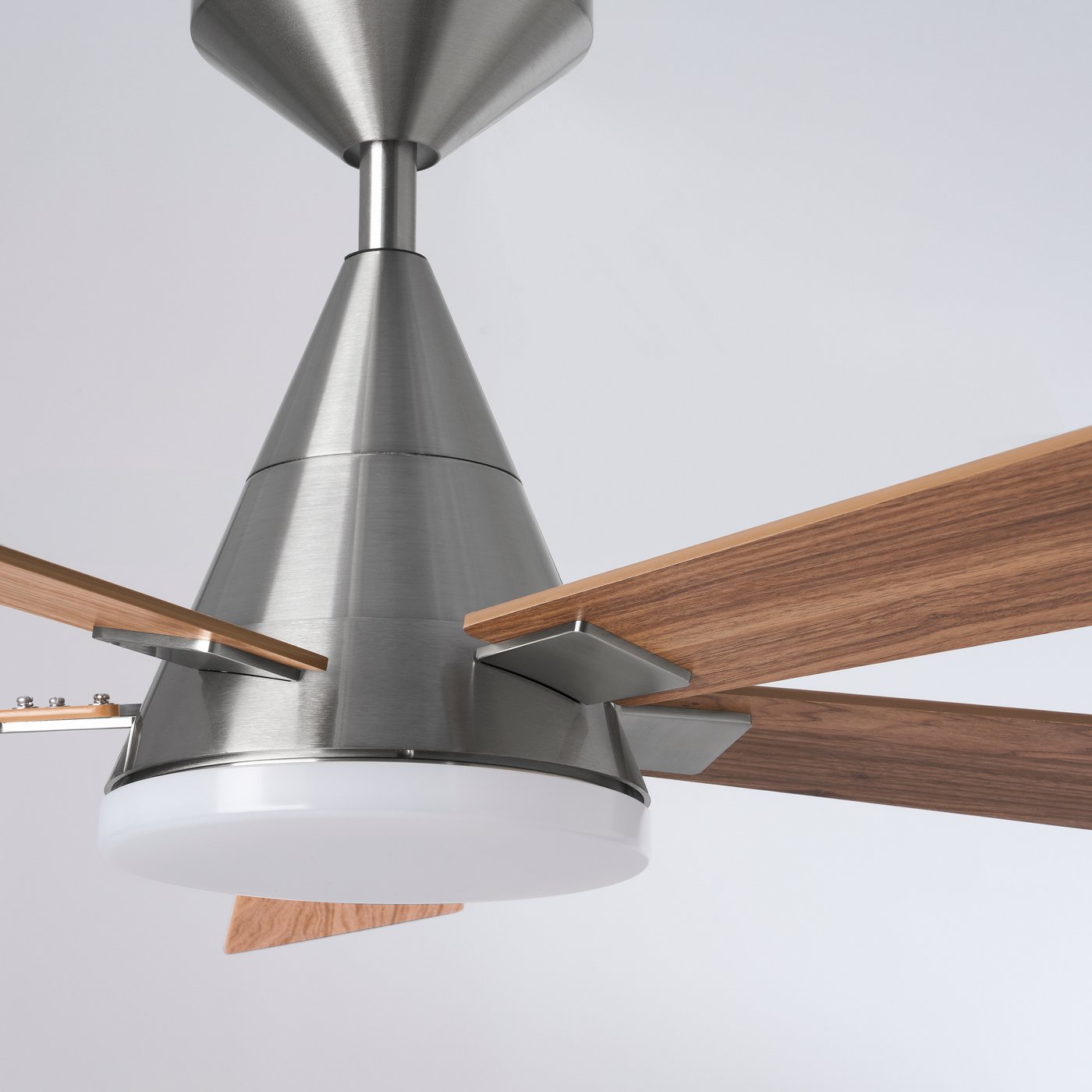 Un ventilador de techo LED AKTERTOFTER de color plateado con efecto madera y luz regulable.