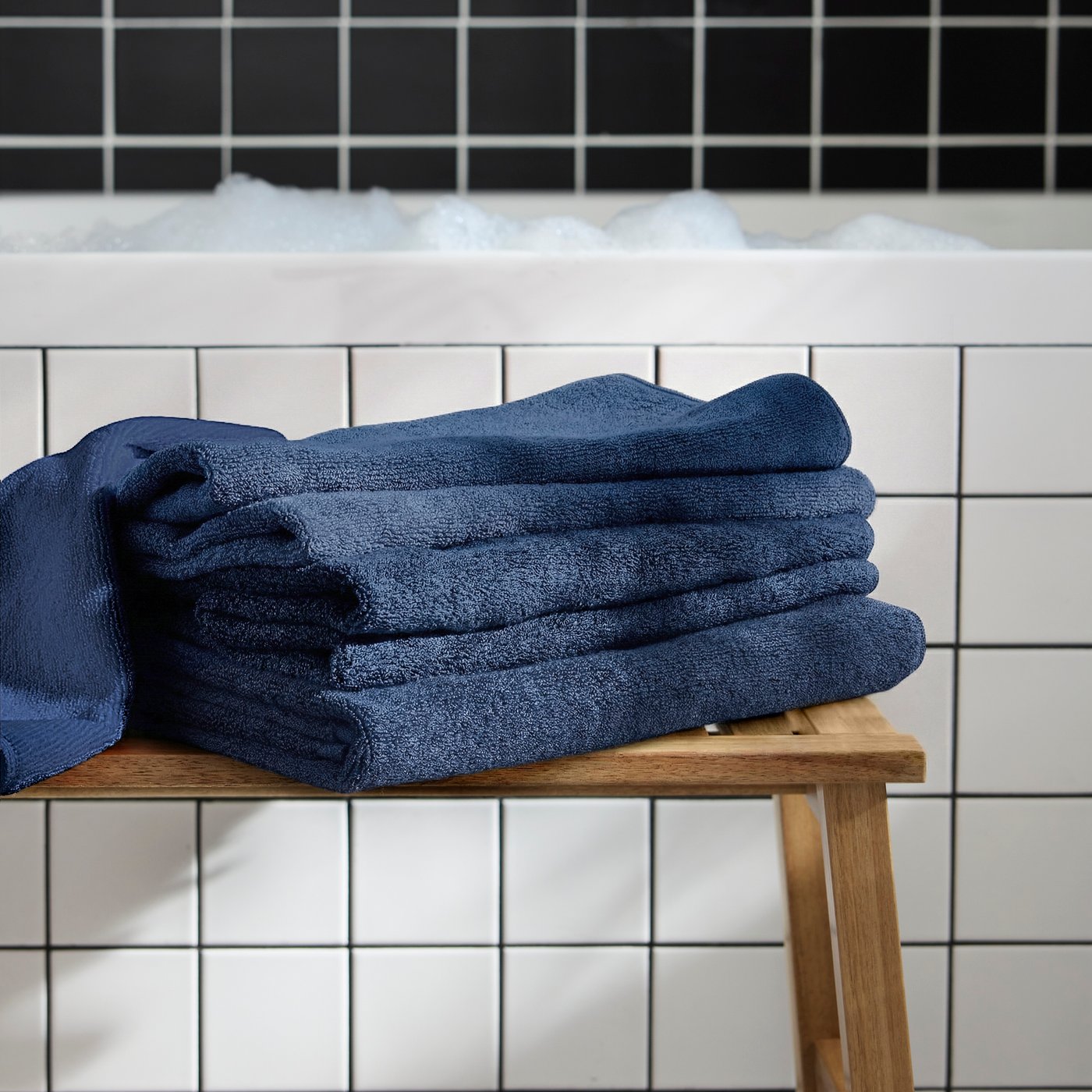 Serviettes bleues pliées sur un tabouret en bois
