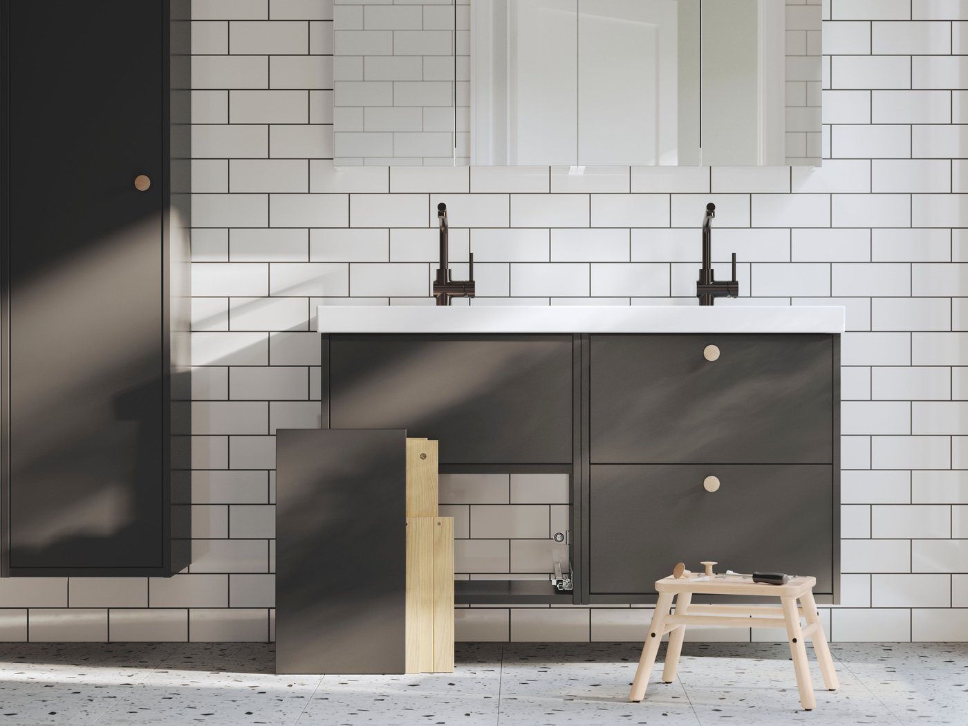 حمام تُركَّب فيه مغاسل حمامات وأحواض غسيل جديدة. يوجد جزء من أحد الأدراج على الأرضية ومعدات على مقعد.