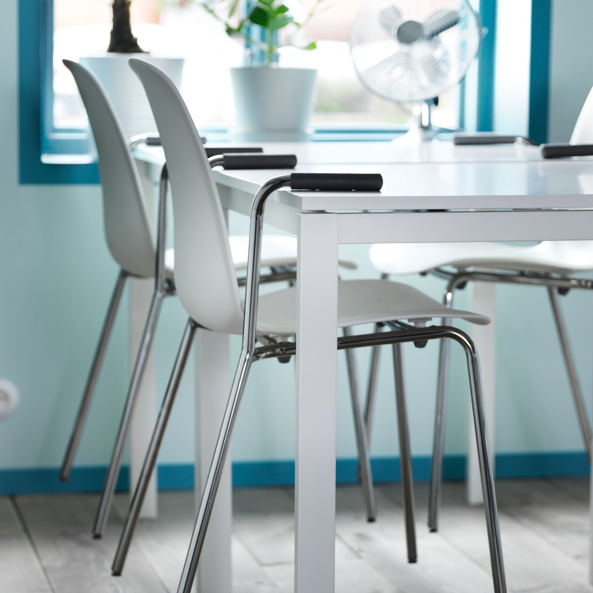 Ein weißer MELLTORP Tisch im Esszimmer