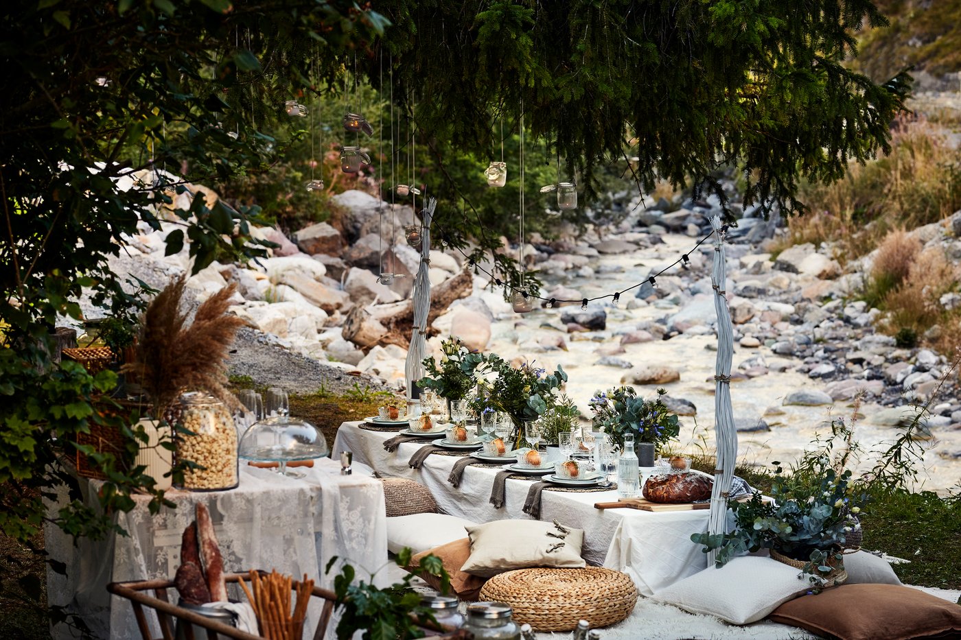 Der er pyntet op til fest udenfor, med et langbord og lyskæder. 