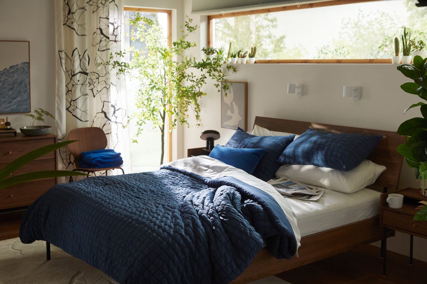 A dark blue RÄVSTARR comforter set in the bedroom