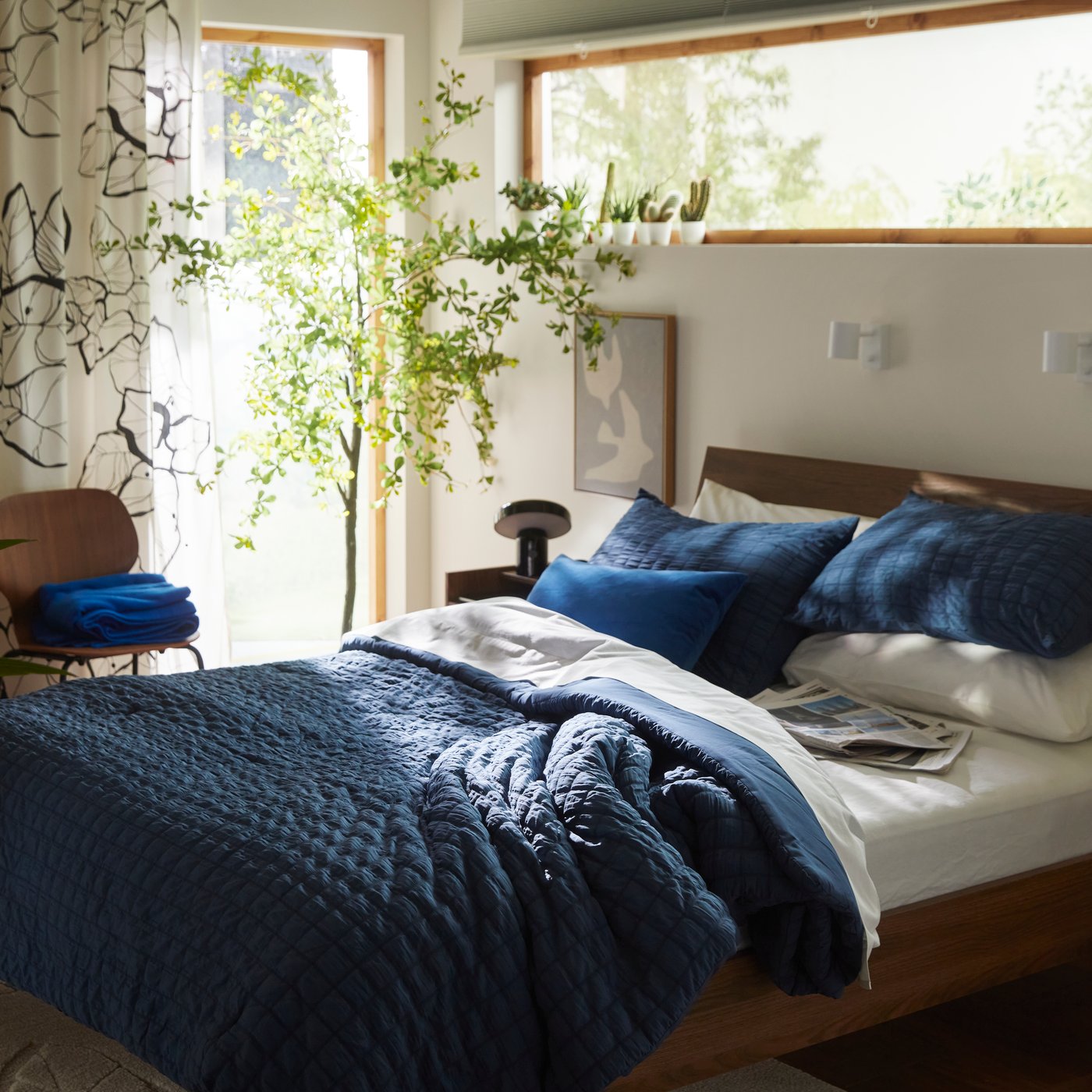 В спальне — комплект постельного белья RÄVSTARR темно-синего цвета.
