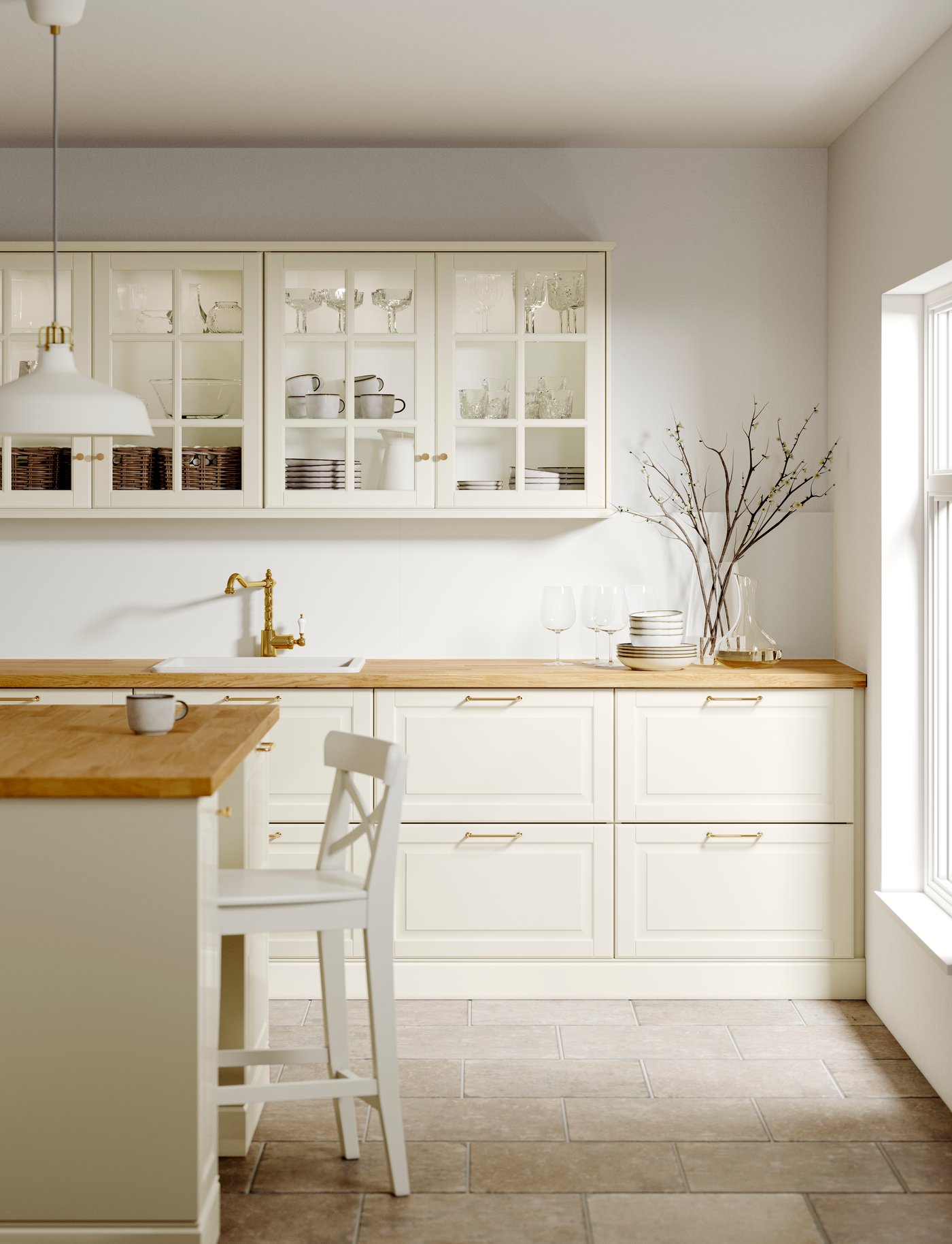 Et traditionelt køkken med vitrineskabe på væggen og en køkkenø med en tyk træbordplade.