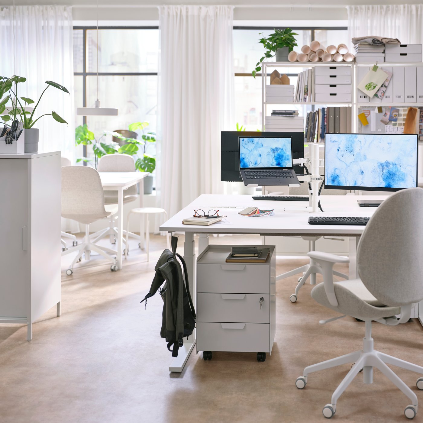 MITTZON desk with TROTTEN cabinet and a white LANGFJALL conference chair in a Singapore office 